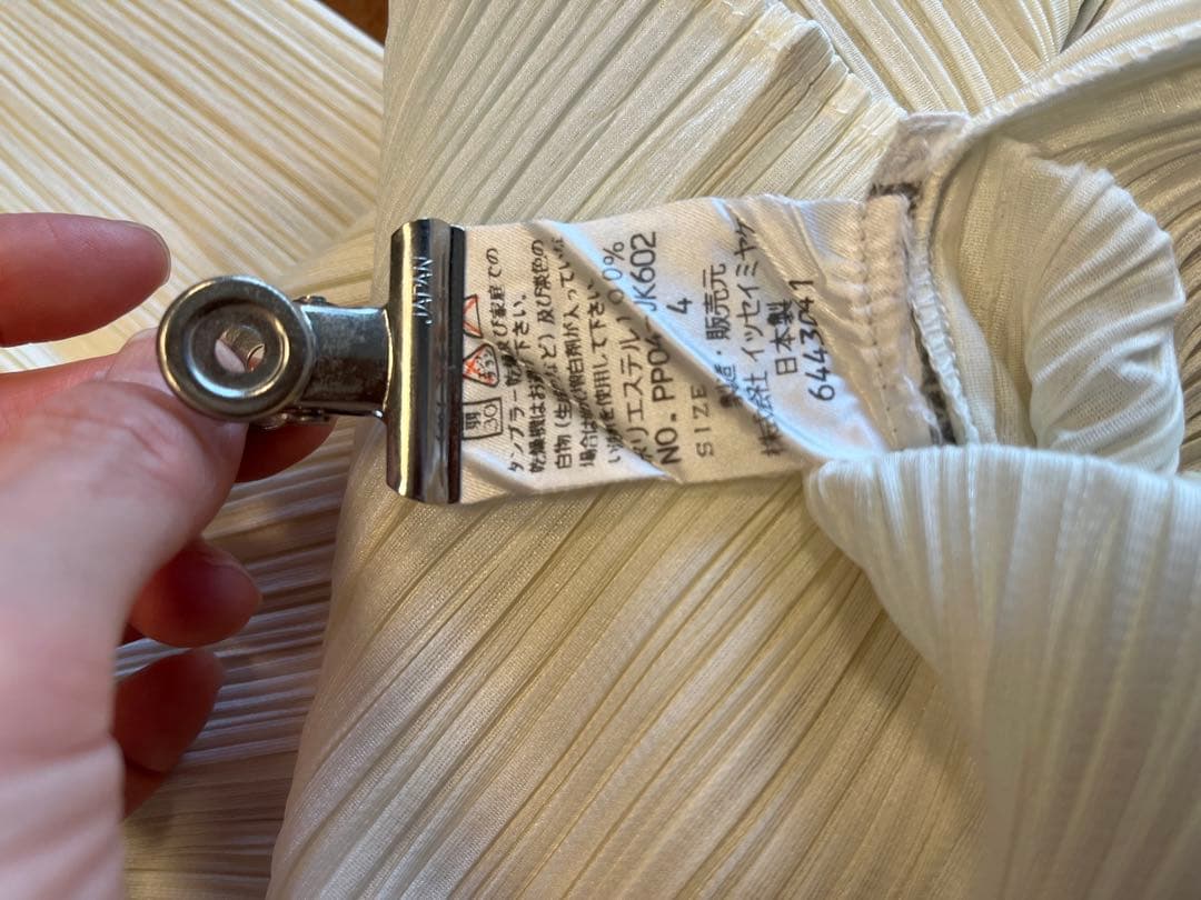 プリーツプリーズ　長袖トップス 白　サイズ4