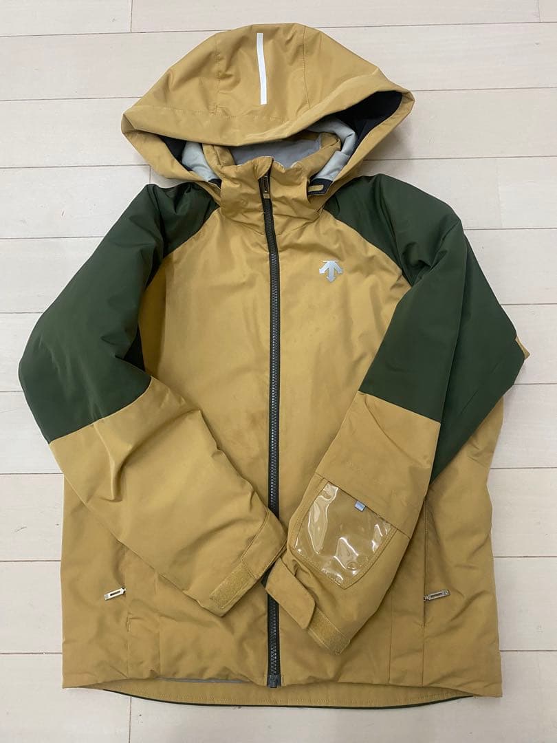 おしゃれカッコいいDESCENTE 子ども用スキーウェア カーキ/ベージュ150