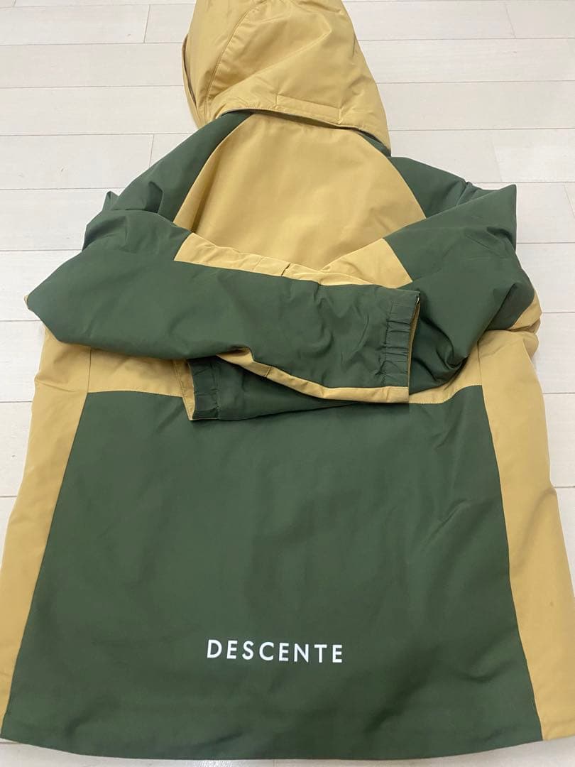 おしゃれカッコいいDESCENTE 子ども用スキーウェア カーキ/ベージュ150