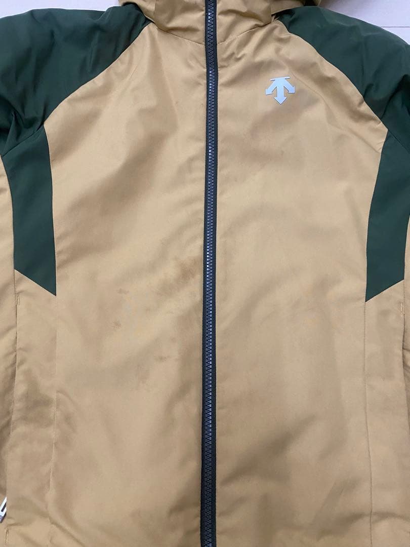 おしゃれカッコいいDESCENTE 子ども用スキーウェア カーキ/ベージュ150