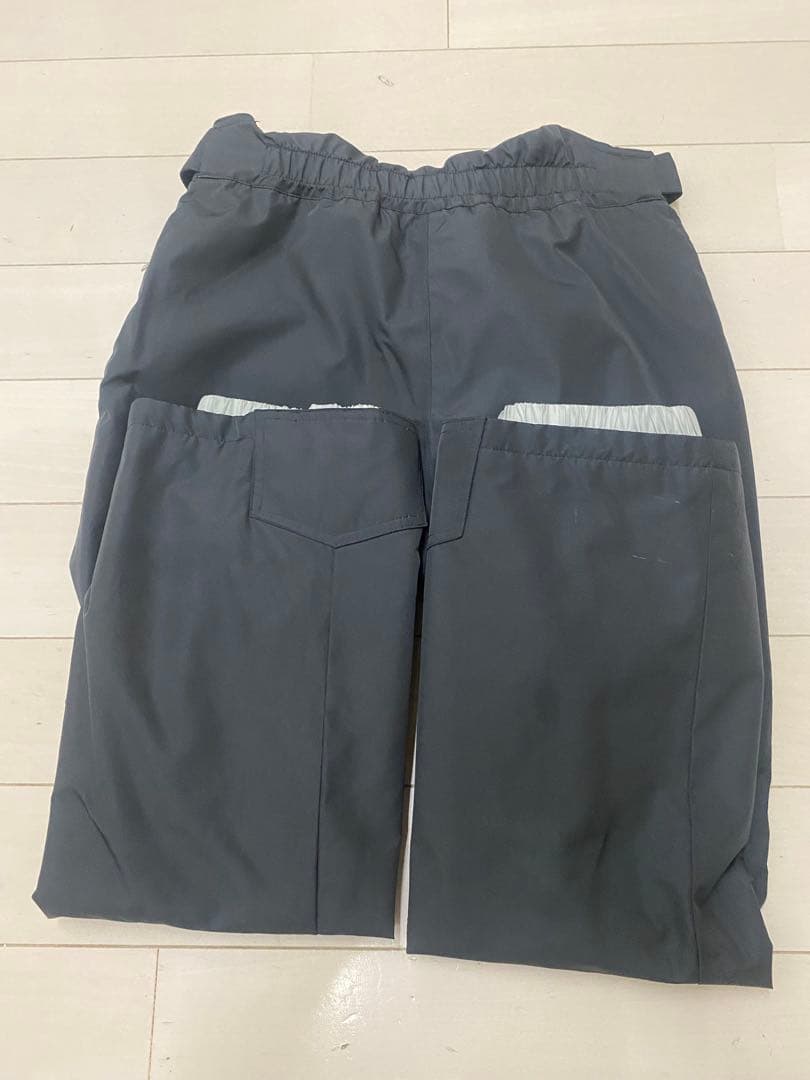 おしゃれカッコいいDESCENTE 子ども用スキーウェア カーキ/ベージュ150