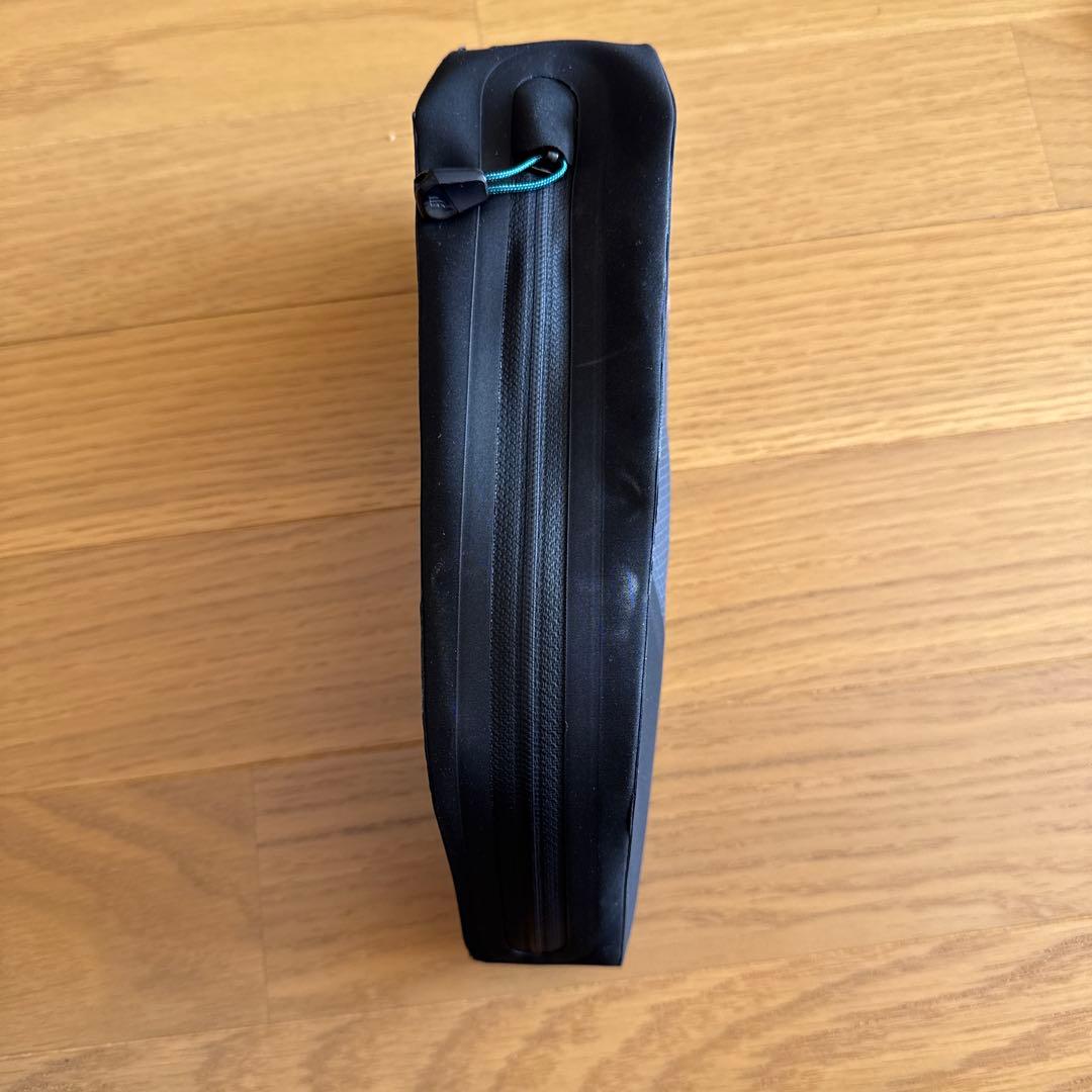 アクセサリー Tailfin Top Tube Bag Zip 1.1L