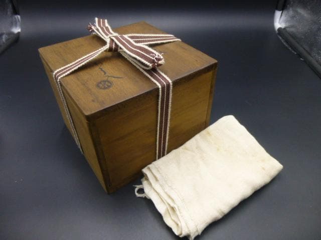 楽吉衛衛門　九代　了入　赤茶碗／共箱／楽吉衛衛門　十代　旦入極め箱