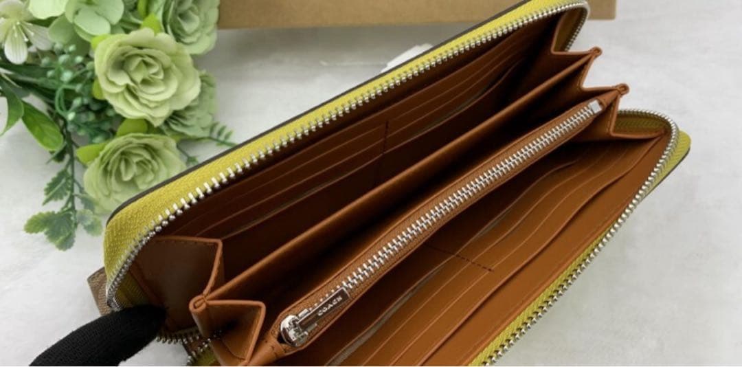 COACH ライムグリーン 長財布