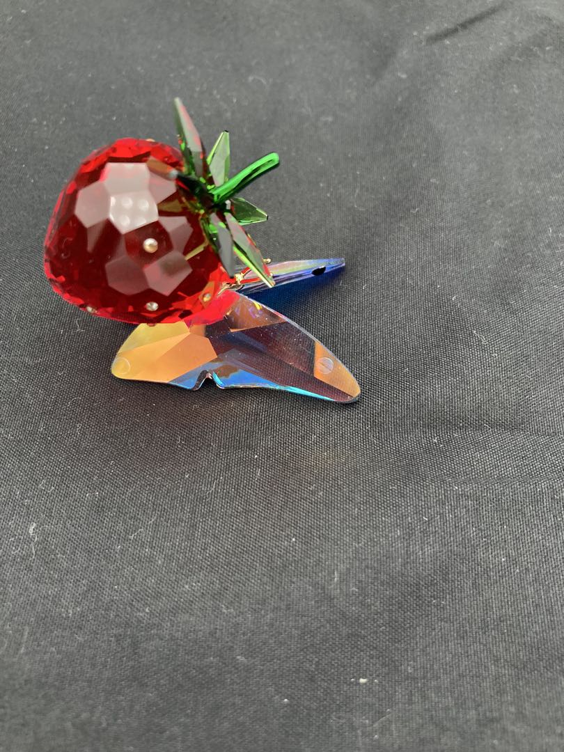 SWAROVSKI スワロフスキー ストロベリー　バタフライ