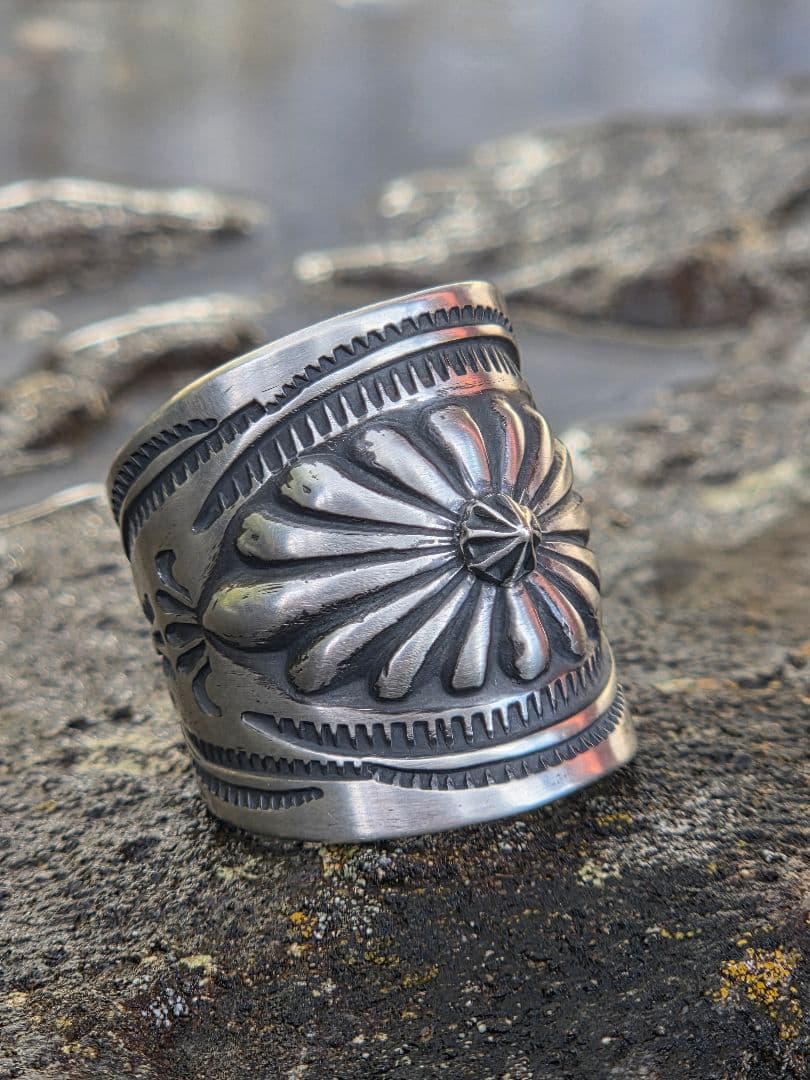 オールド　インディアンジュエリースタイル　バンプアウト　リング　ナバホ風
