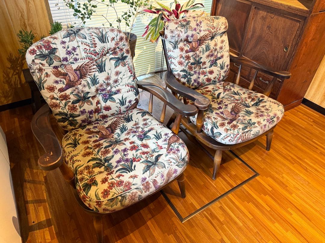 222✴︎　写真左　HIDA 飛騨産業 キツツキマーク アームソファ