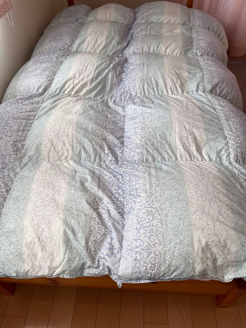 羽毛布団　ダウン85%フェザー15%詰物1.3キロ　150×210 cm