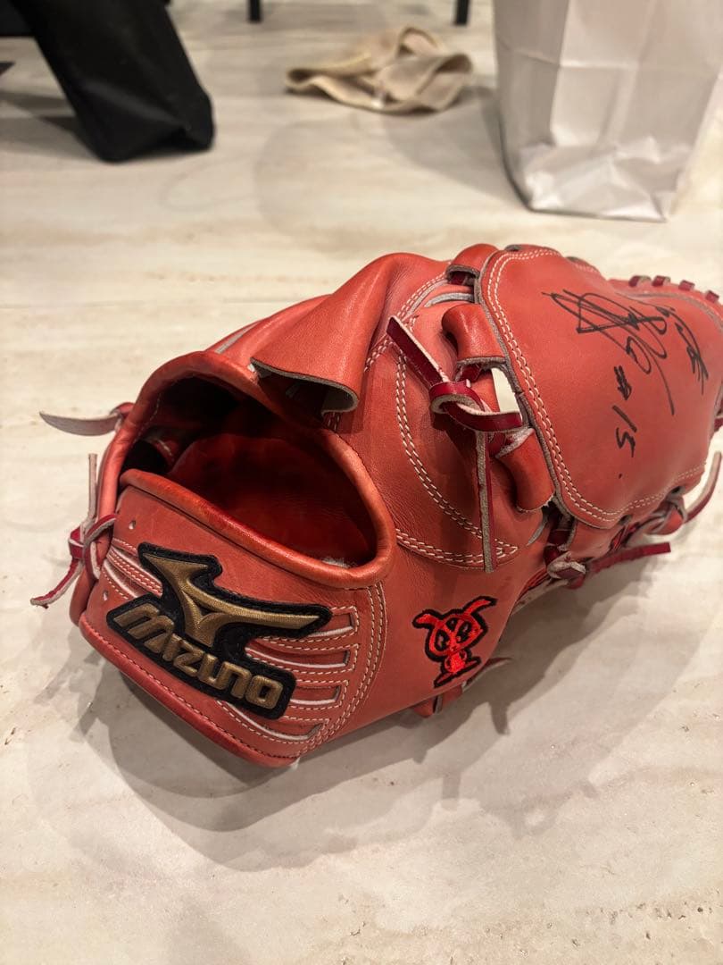 希少　巨人　澤村拓一投手　実使用グローブ　直筆サイン付き