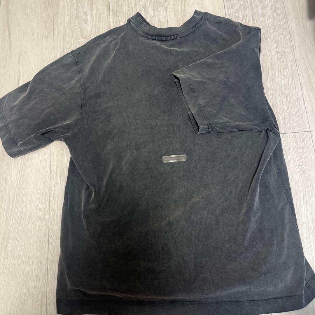 値下げ中　Acne Studios Tシャツ　厚手　裏面にロゴ入りのデザイン
