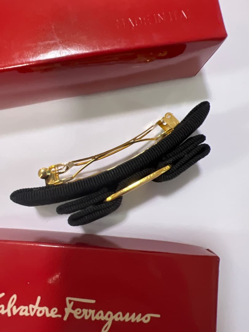 may Salvatore Ferragamo 黒リボン　バレッタ