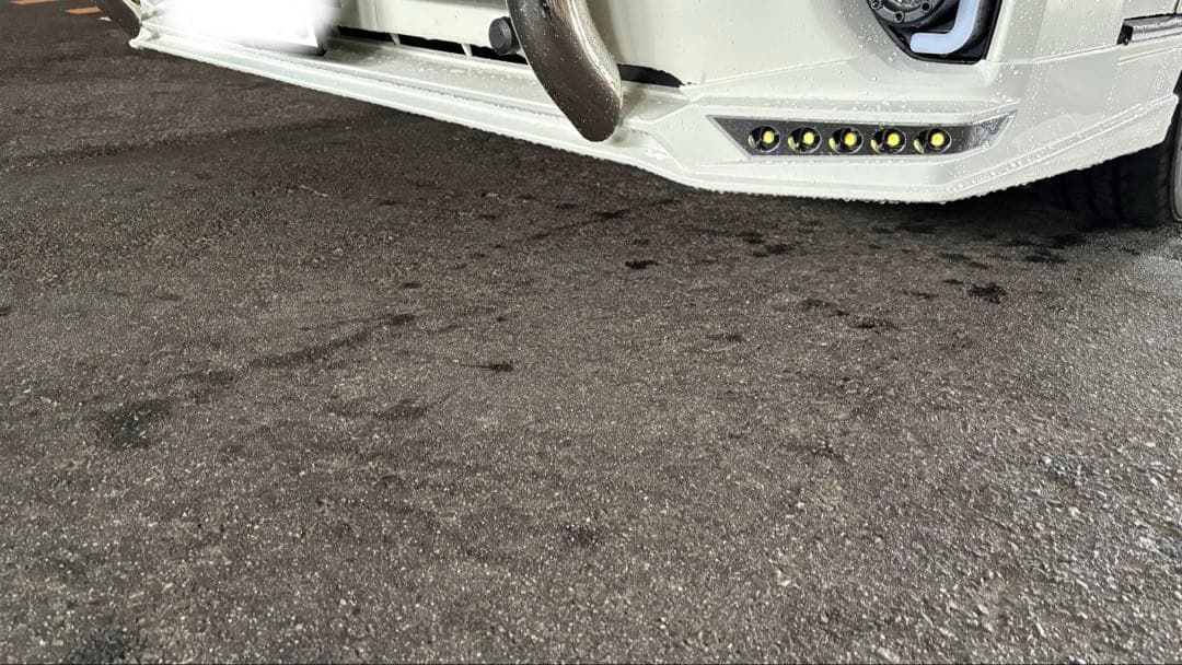 ハイエース ワイド　ホワイトフロントリップ LED付き