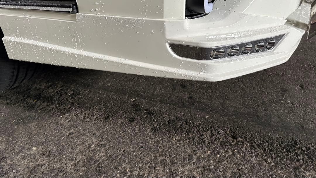 ハイエース ワイド　ホワイトフロントリップ LED付き