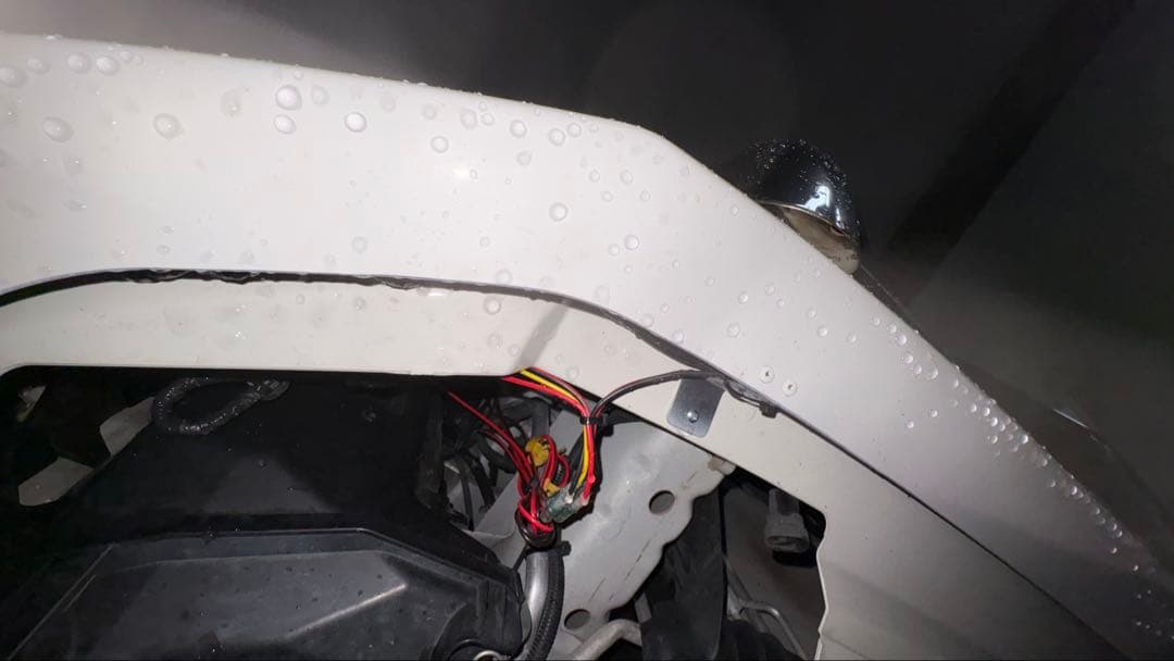 ハイエース ワイド　ホワイトフロントリップ LED付き