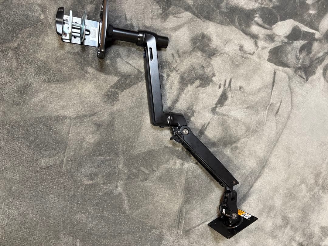 モニターアームamazonベーシック+プロテクター