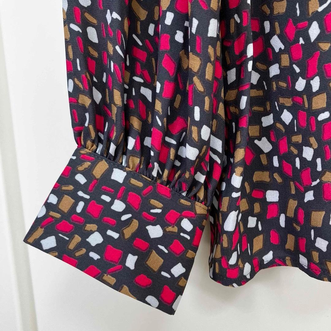 アナイ イレギュラースクエアプリントタイ付き ブラウス チャコールグレー 38