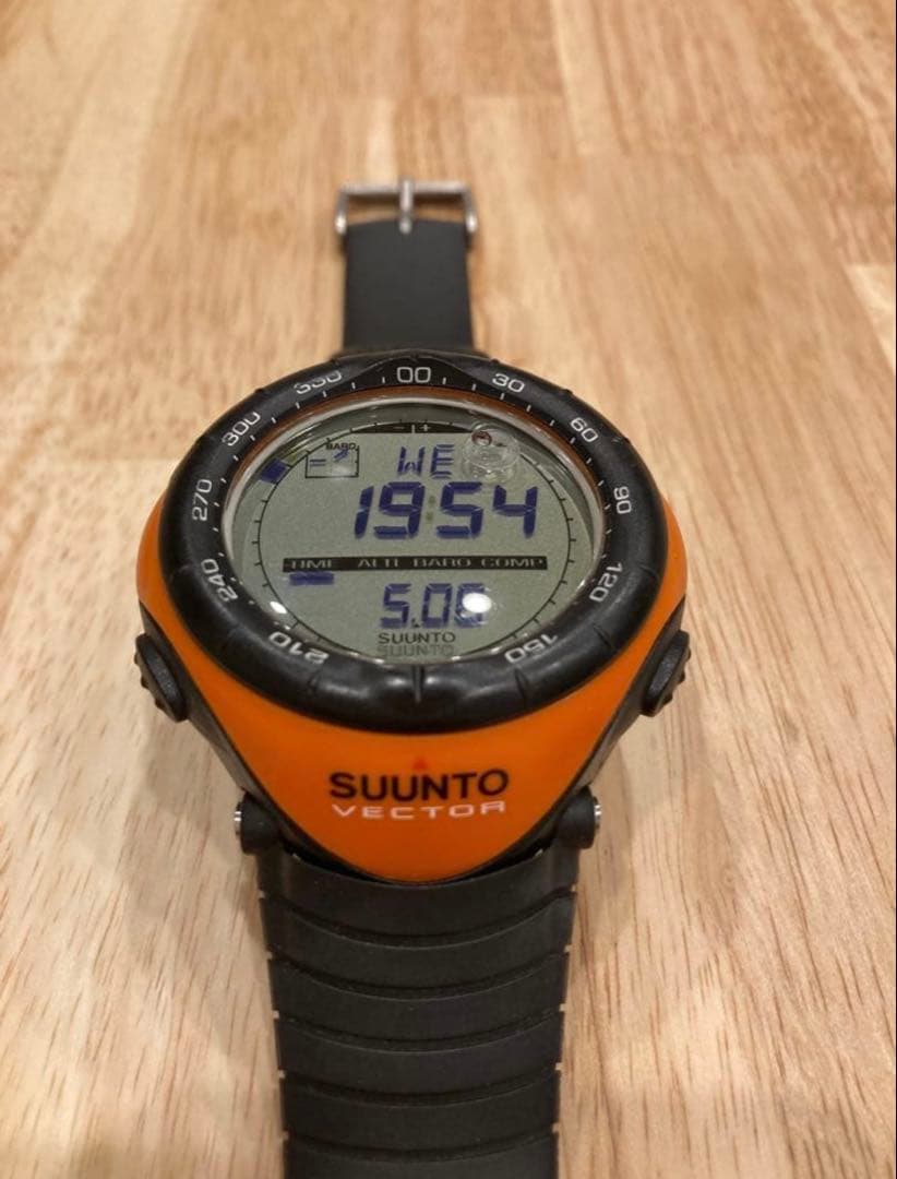 SUUNTO VECTOR デジタル腕時計 オレンジ/ブラック