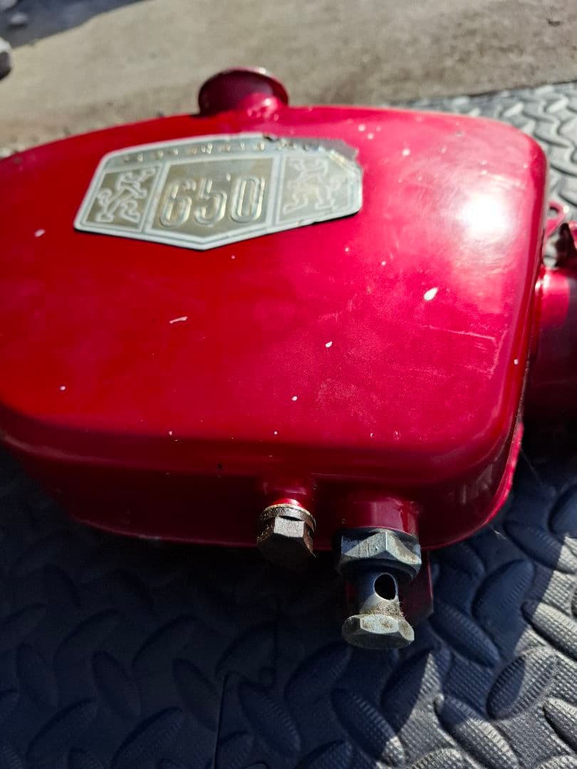 カワサキW1 650オイルタンク 赤