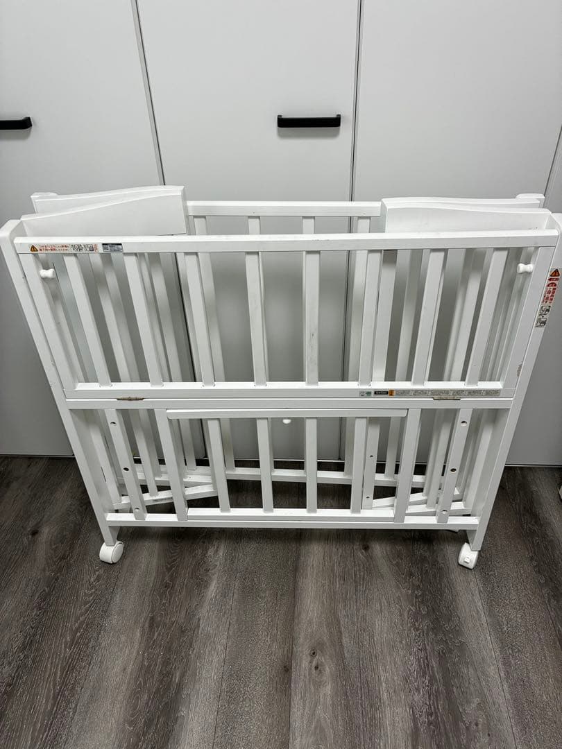 美品カトージ　ベビーベッド　ホワイト　品番02700 マット、ふとん付き