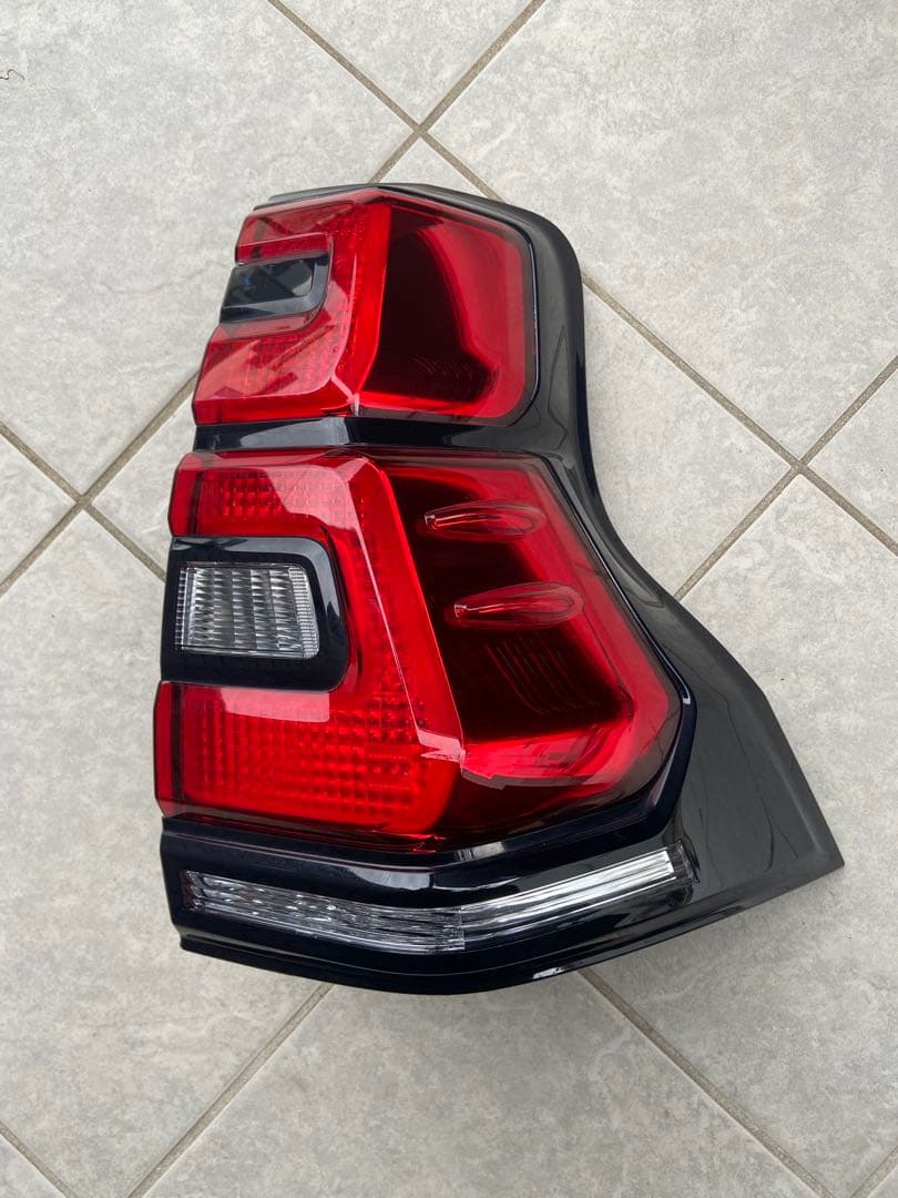 ランドクルーザープラド　150後期　テールランプ 右