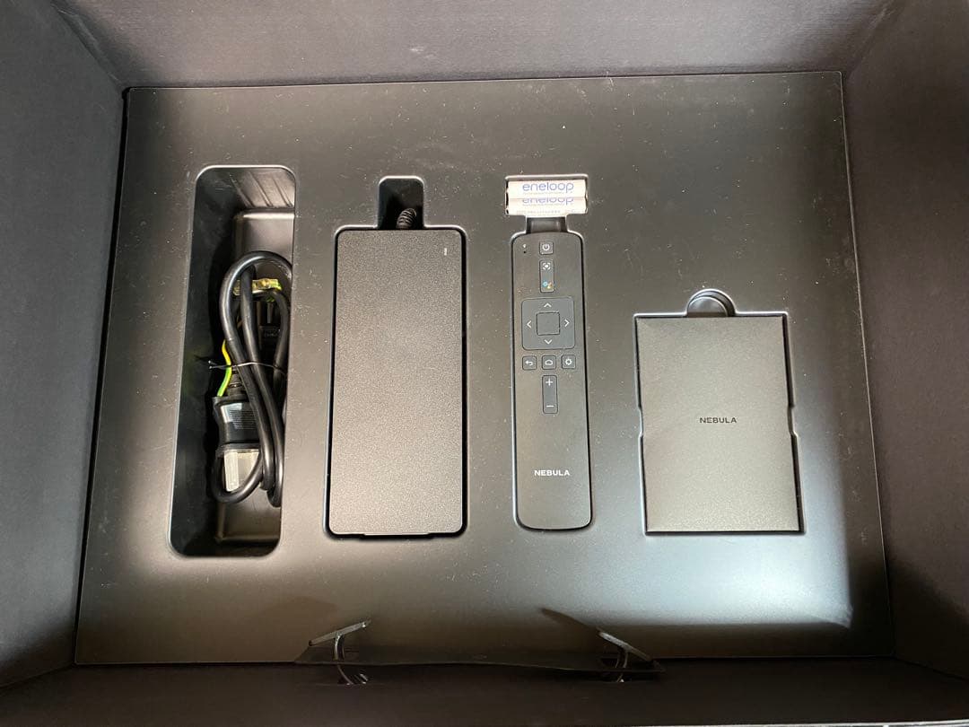 Nebula Cosmos Max 4Kプロジェクター本体とフロアスタンドセット