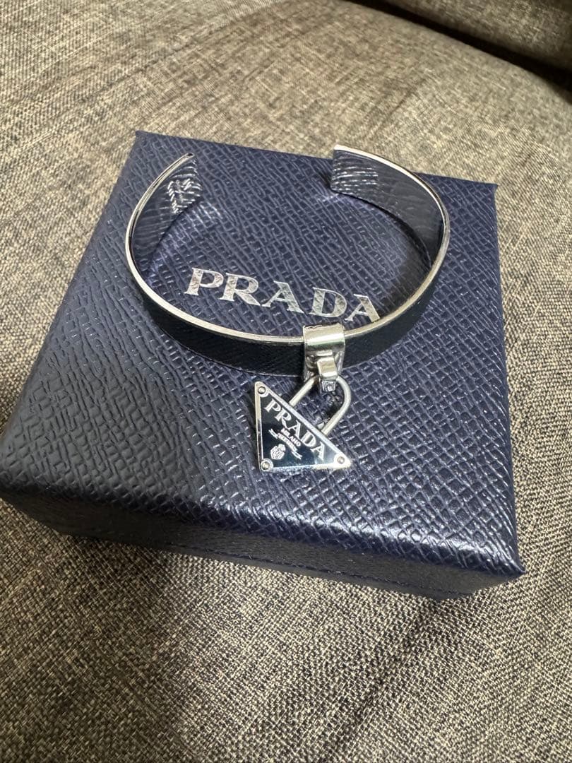 さプラダ　ブレスレット　バングル　三角ロゴ　ブラック　レディース