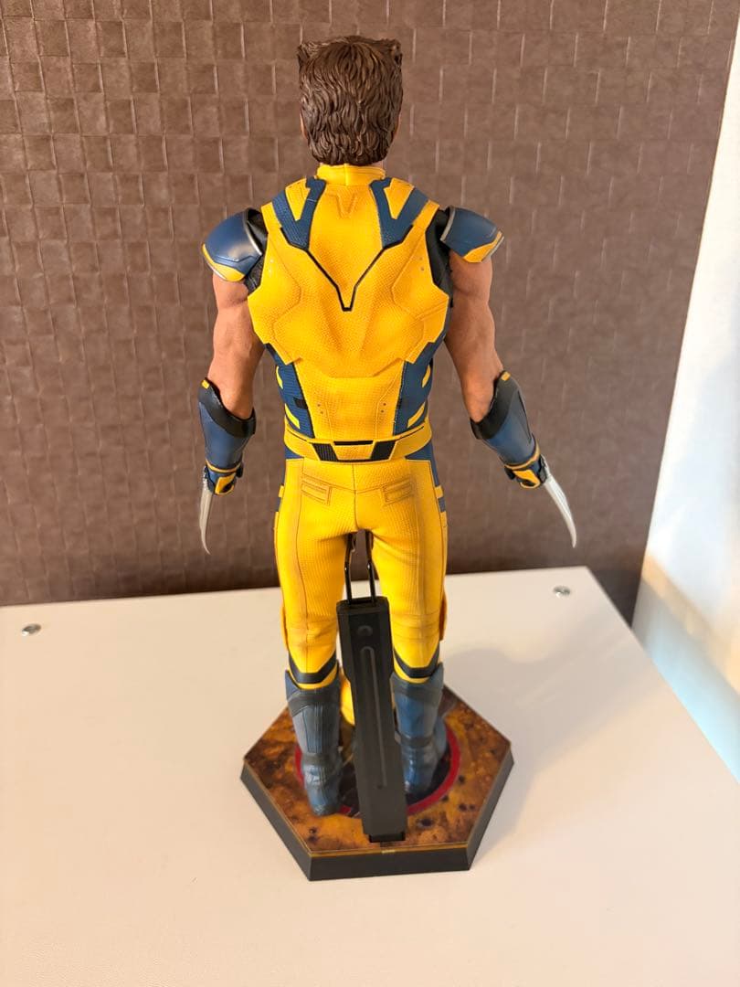 デラックス版 ウルヴァリン フィギュア hottoys ホットトイズ