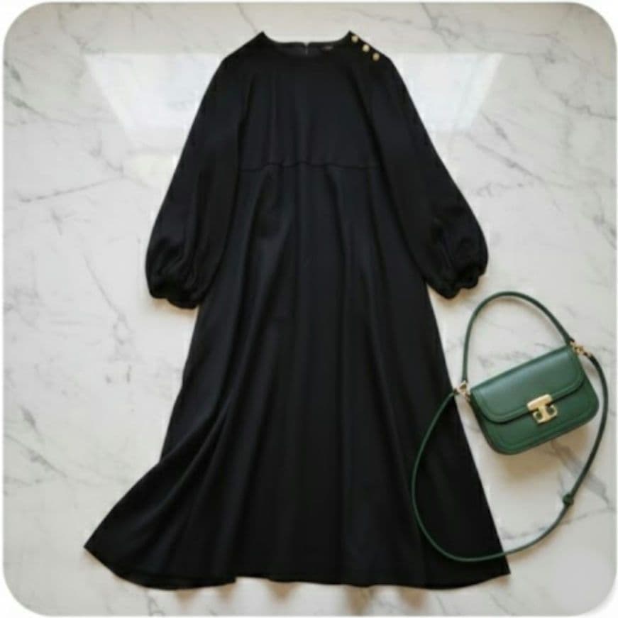 トゥモローランド　シルキーダブルフェイス クルーネックフレアワンピース　黒