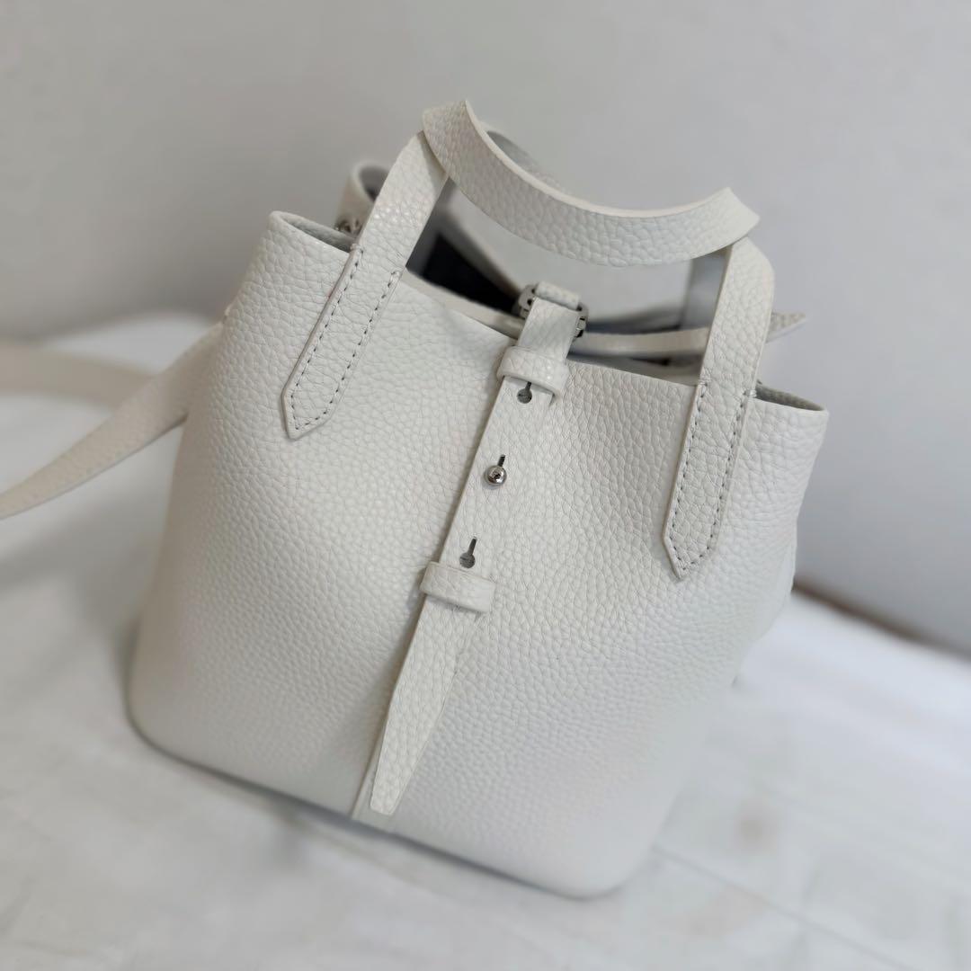 CHARLES&KEITH ベリル リサイクルレザーバケツバッグ クリーム