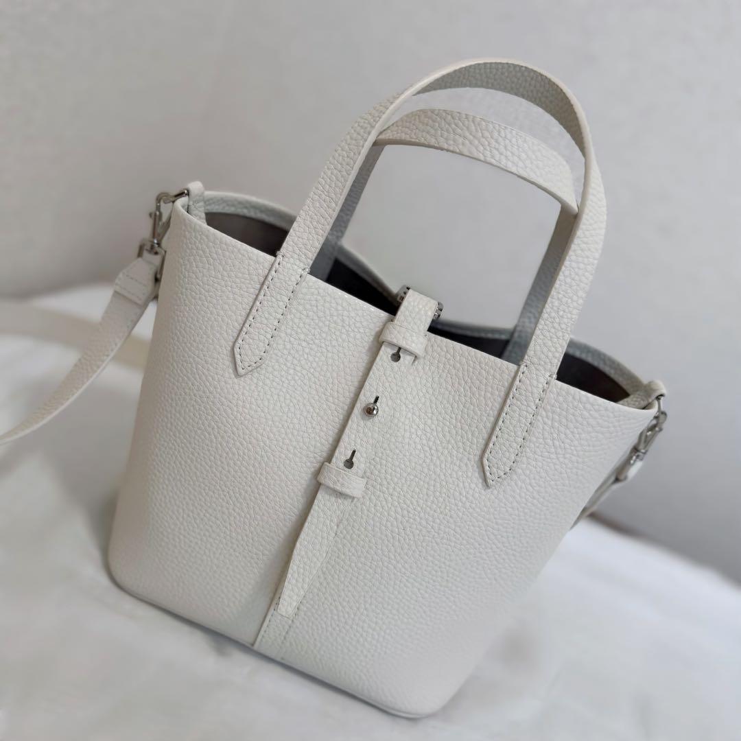 CHARLES&KEITH ベリル リサイクルレザーバケツバッグ クリーム