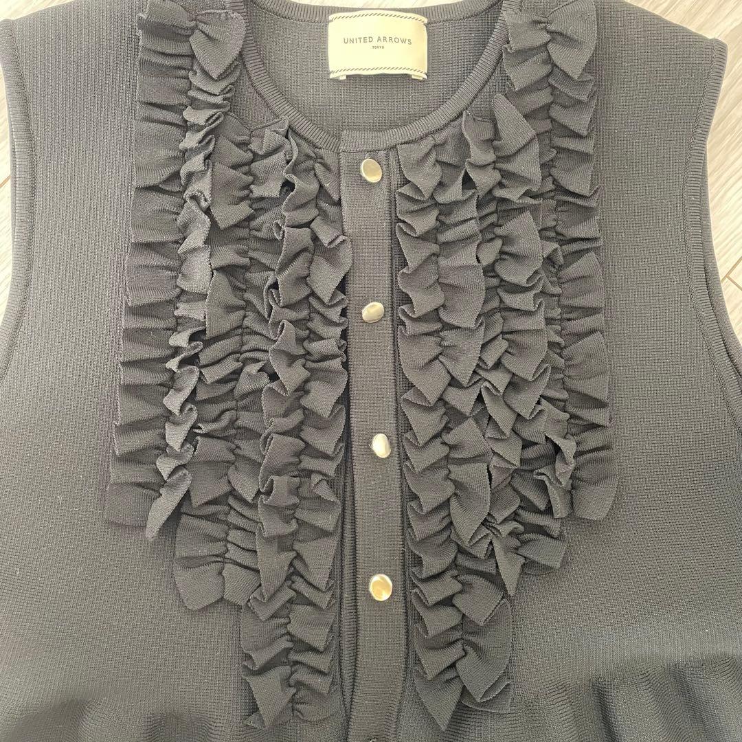 UNITED ARROWS 　Pミニフリルニットベスト　¥28600