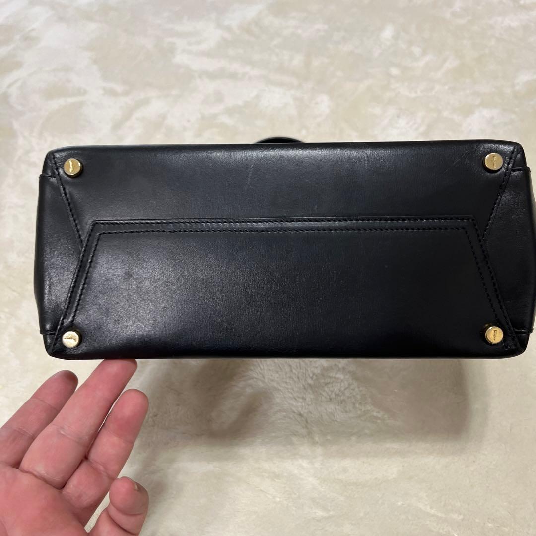 極美品 Ferragamo フェラガモヴァラ パテントレザーショルダー ハンド