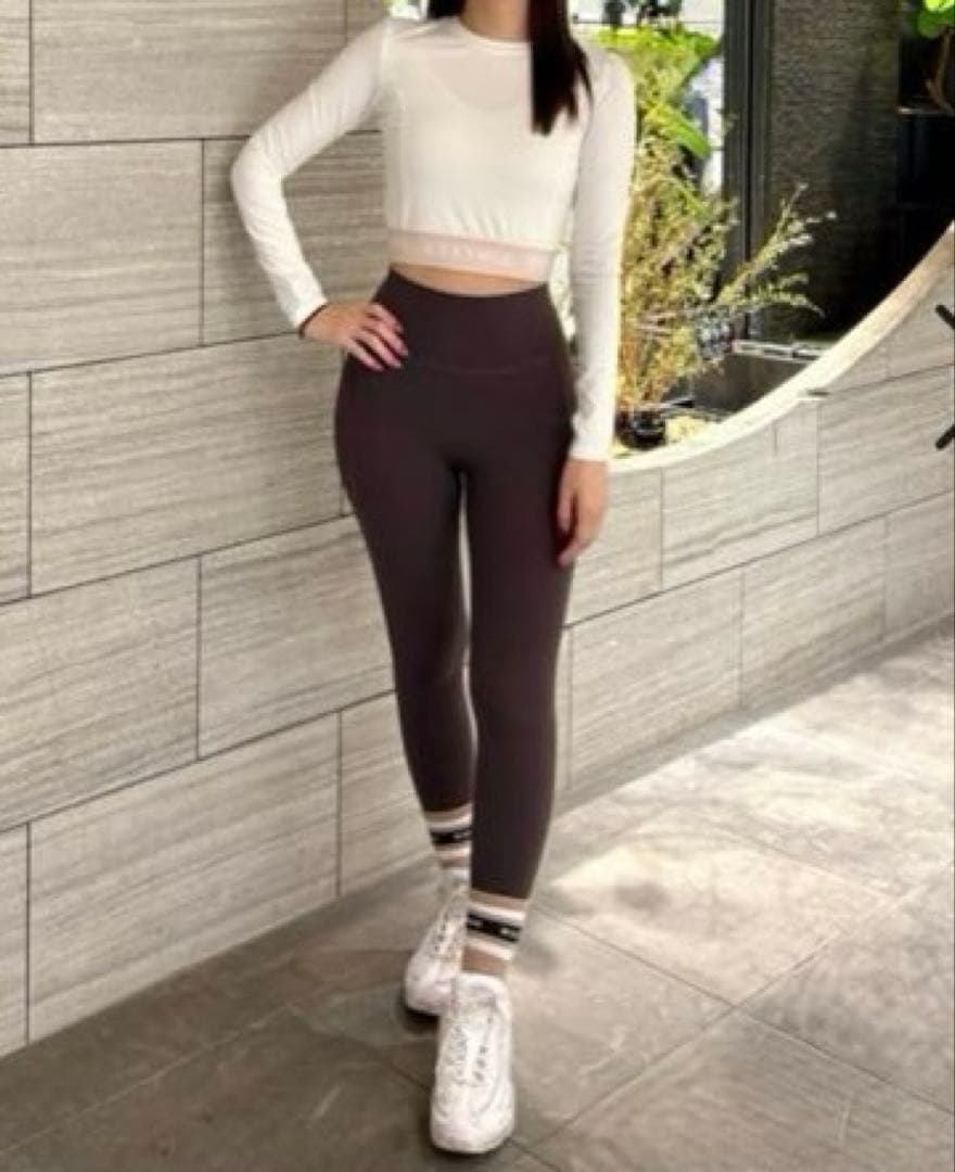 XEXYMIX クロップド長袖トップス（ホワイト・ブラック）2枚セット