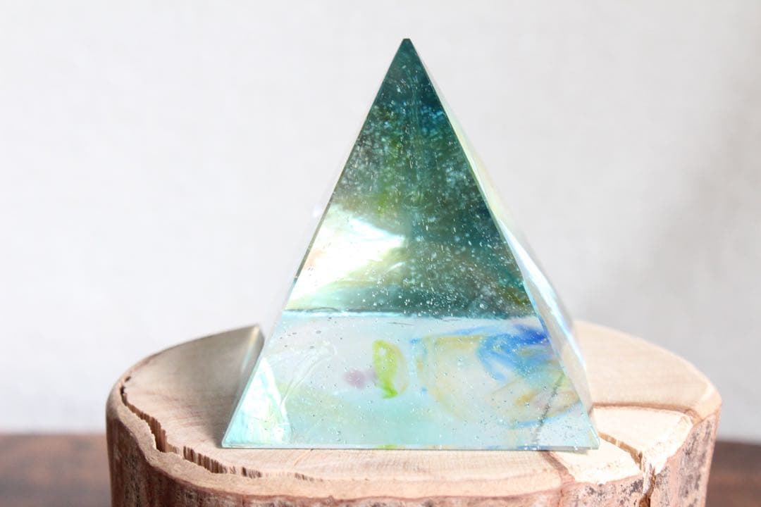 シエラネバダ産アンダラクリスタル　ピラミッド　マルチカラー　ブルー系