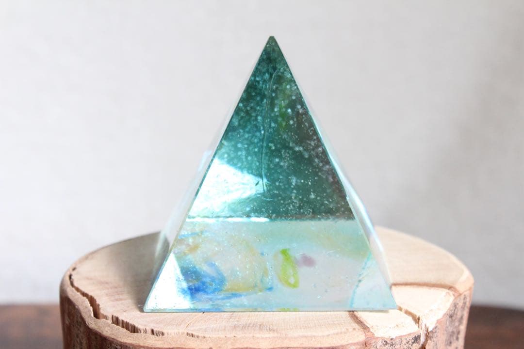 シエラネバダ産アンダラクリスタル　ピラミッド　マルチカラー　ブルー系