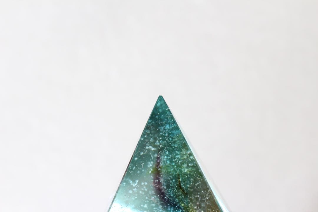 シエラネバダ産アンダラクリスタル　ピラミッド　マルチカラー　ブルー系