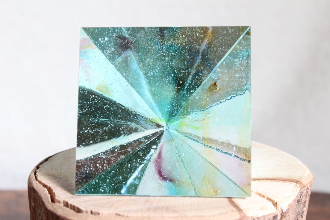 シエラネバダ産アンダラクリスタル　ピラミッド　マルチカラー　ブルー系