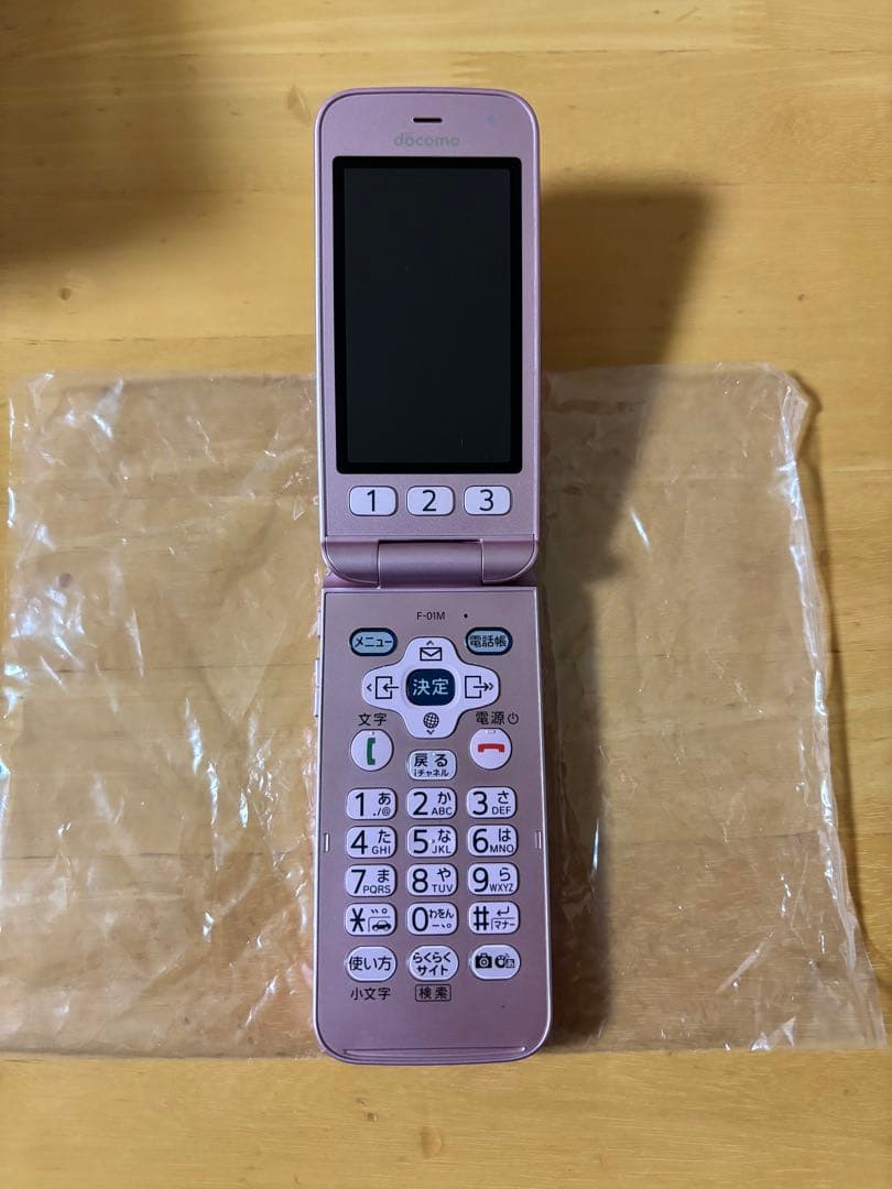 docomo ピンク 携帯電話 本体 充電器付き　らくらくホン　F-01M