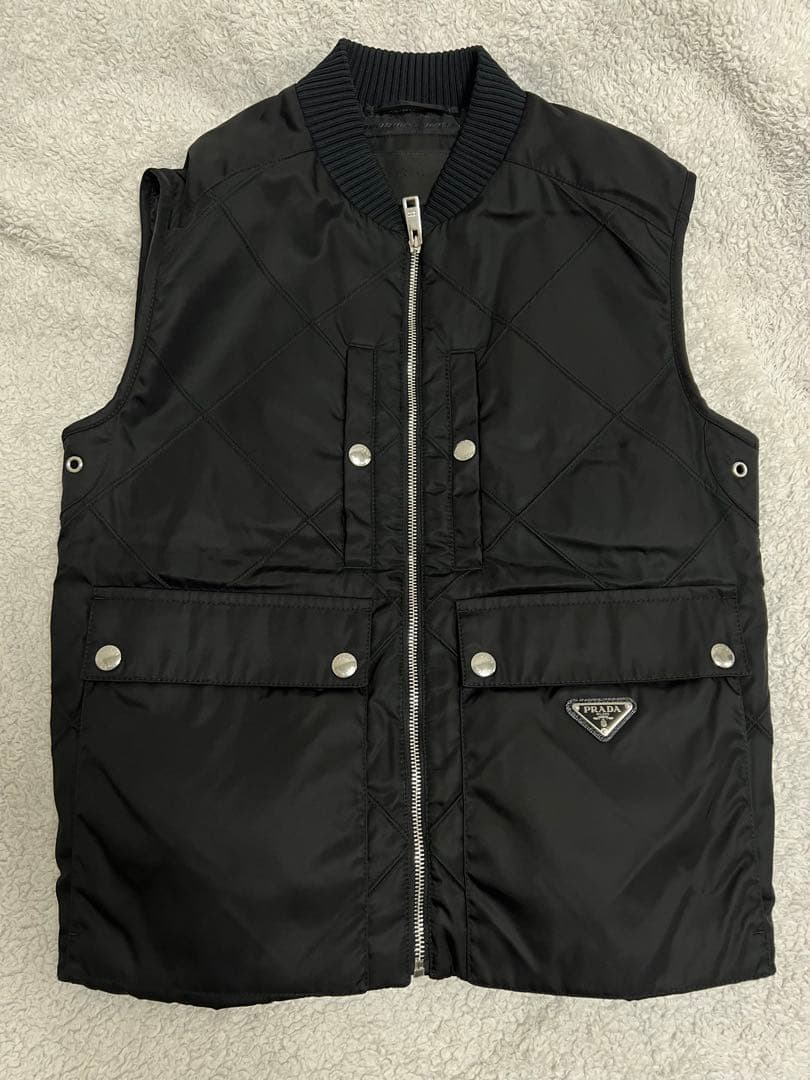 発送18日になります！【大幅値下げ！正規品PRADA 】メンズ　ベスト