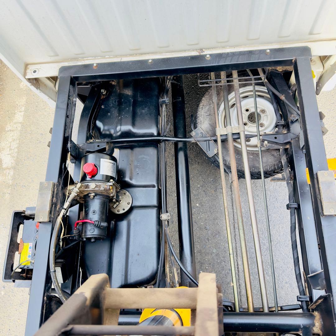 サンバーダンプ4WD、5速マニュアル、ELシフト、車検2年、走行3万キロ。