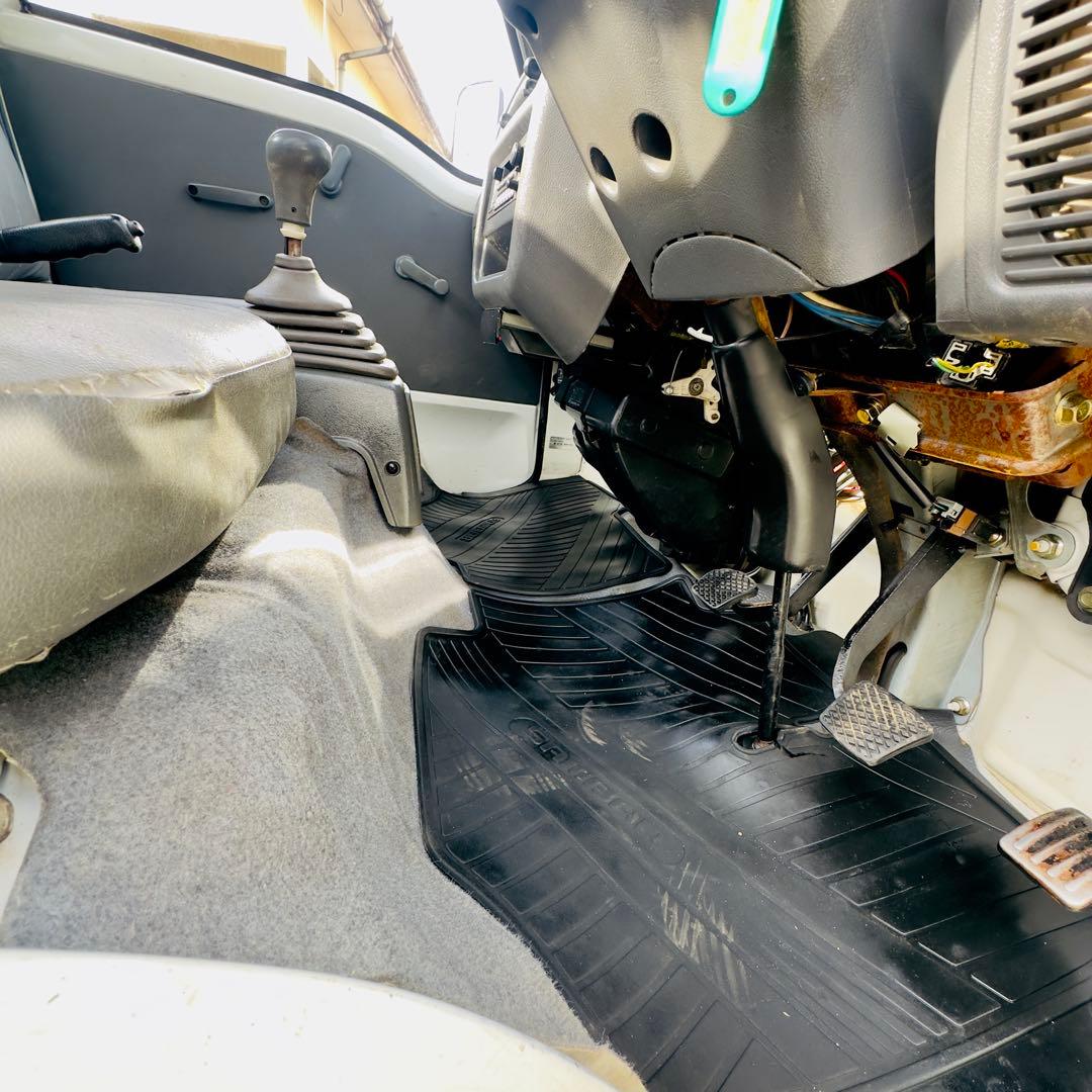 サンバーダンプ4WD、5速マニュアル、ELシフト、車検2年、走行3万キロ。