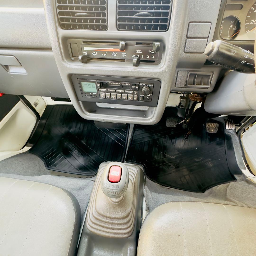 サンバーダンプ4WD、5速マニュアル、ELシフト、車検2年、走行3万キロ。