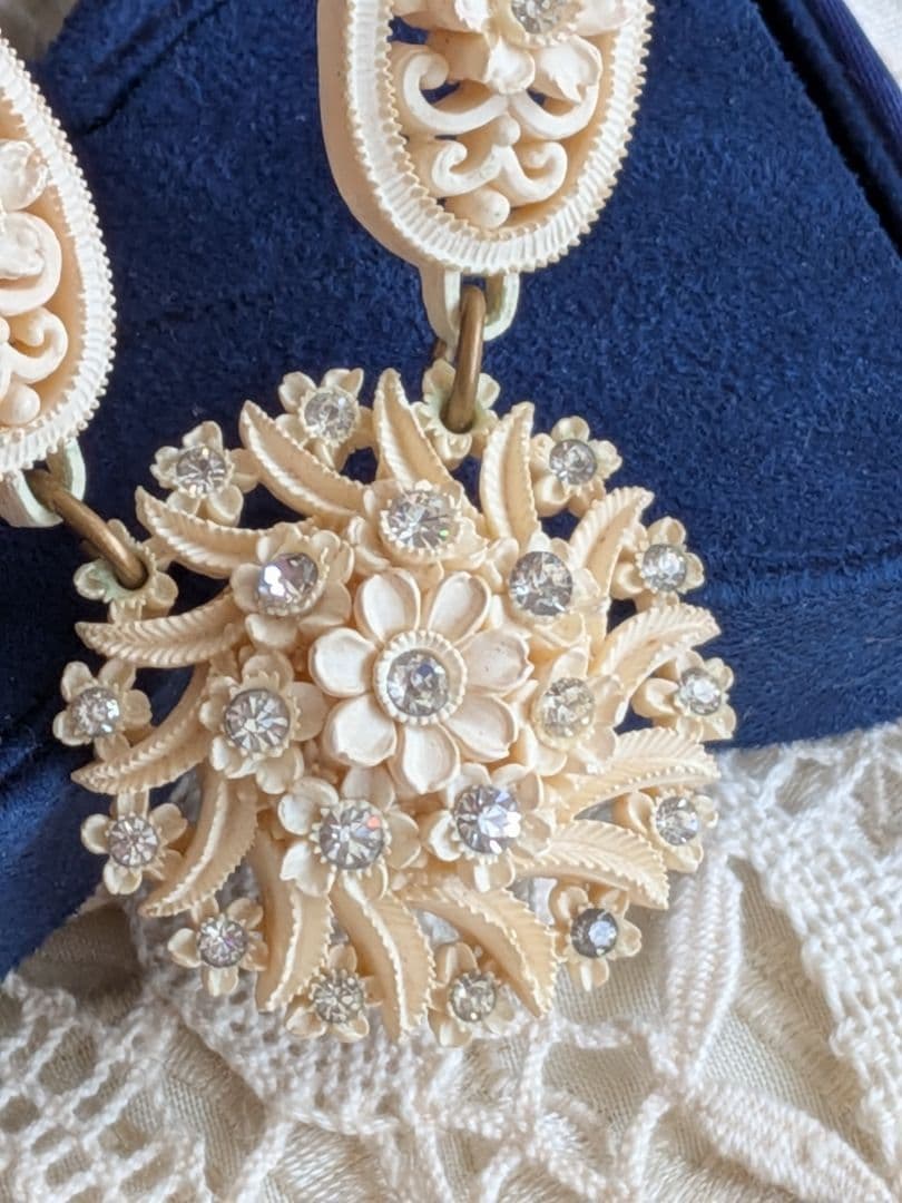 セルロイド ネックレス アイボリーカラーラインストーン透かし ミッドセンチュリー