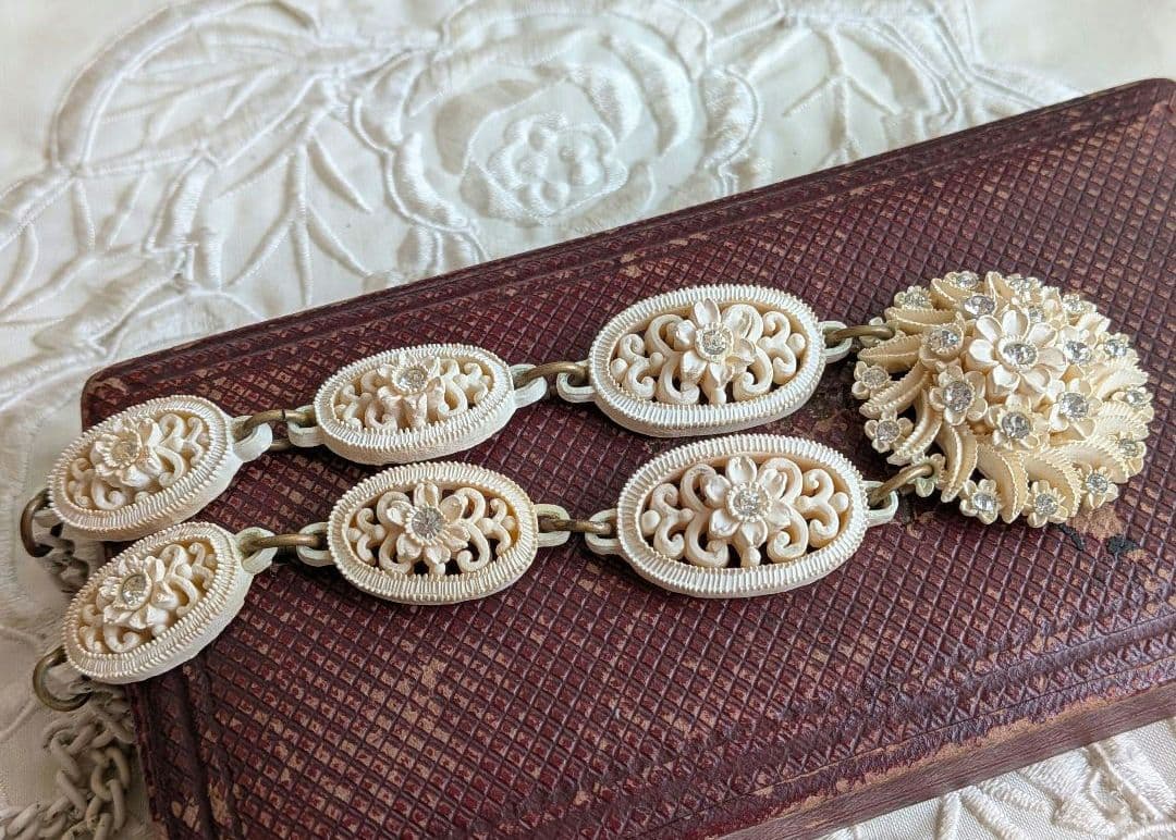 セルロイド ネックレス アイボリーカラーラインストーン透かし ミッドセンチュリー