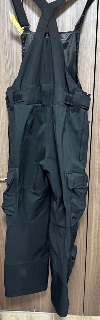 今シーズンモデル　オンヨネスキーウェア 上下　サロモンプリント入り