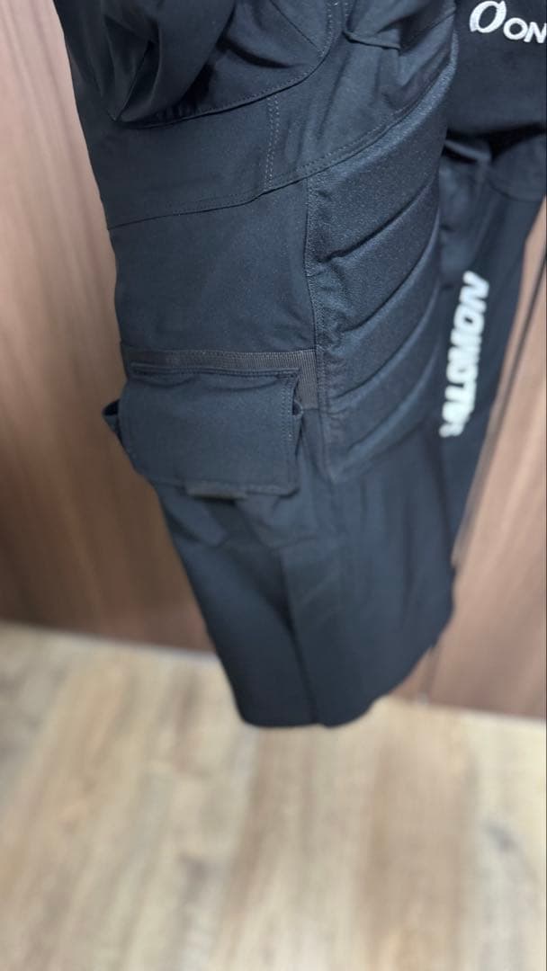 今シーズンモデル　オンヨネスキーウェア 上下　サロモンプリント入り