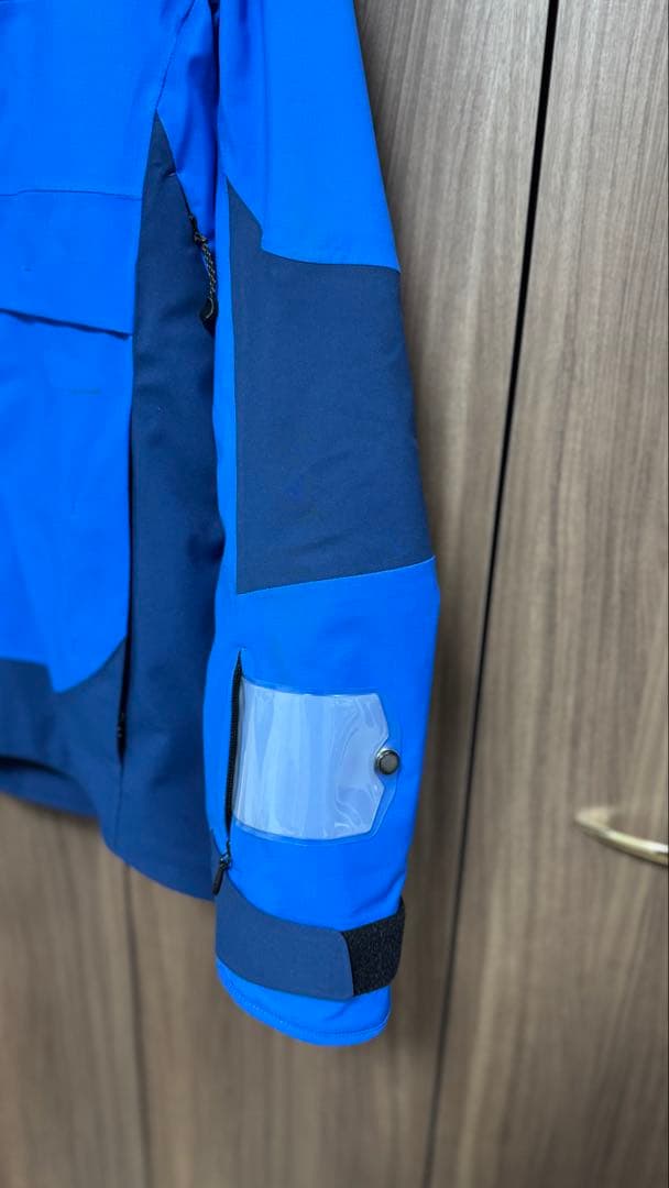 今シーズンモデル　オンヨネスキーウェア 上下　サロモンプリント入り