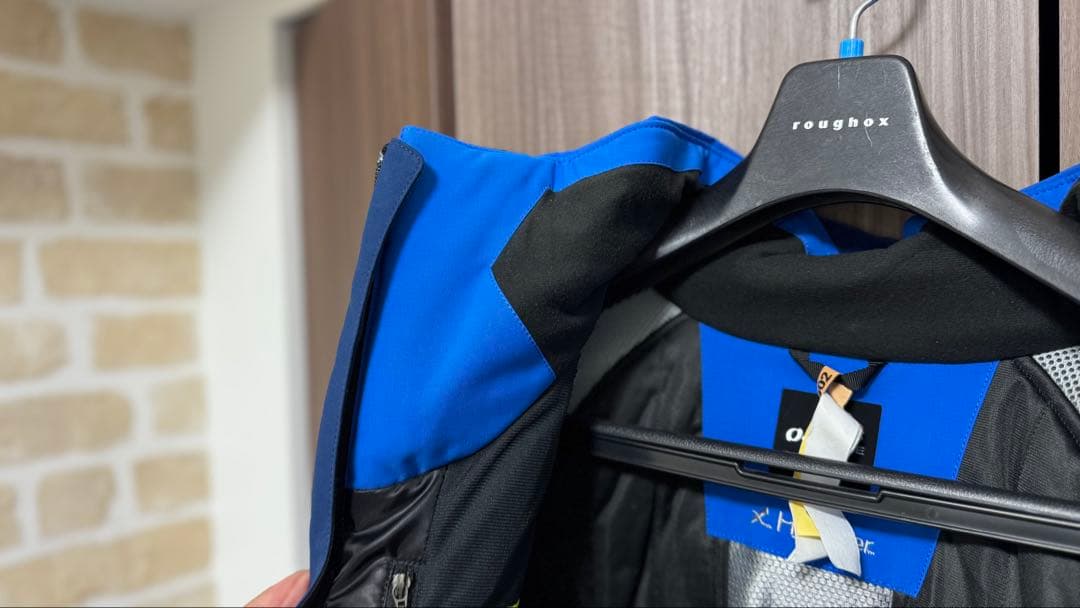 今シーズンモデル　オンヨネスキーウェア 上下　サロモンプリント入り