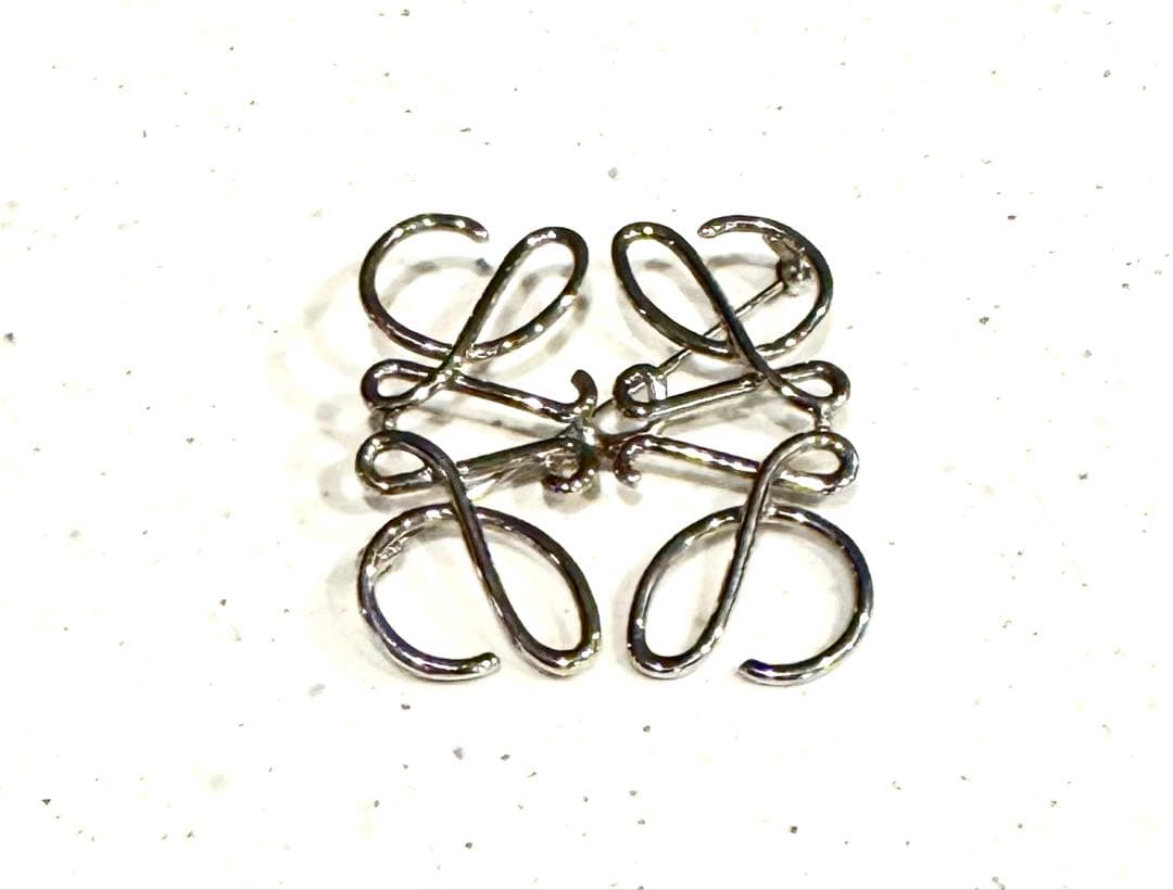 ロエベブローチ