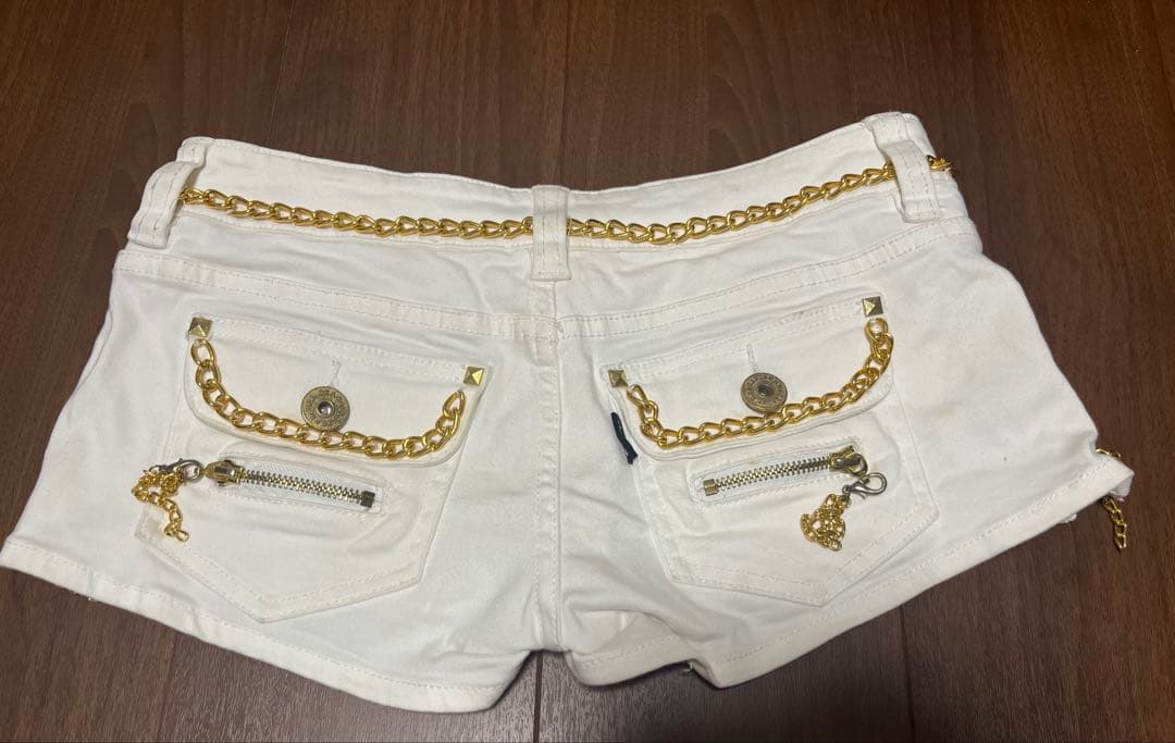 d.i.a. ショートパンツ ホワイト ゴールドチェーン装飾